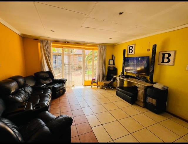 8 BEDROOM HOUSE FOR SALE IN BLOUBOSRAND